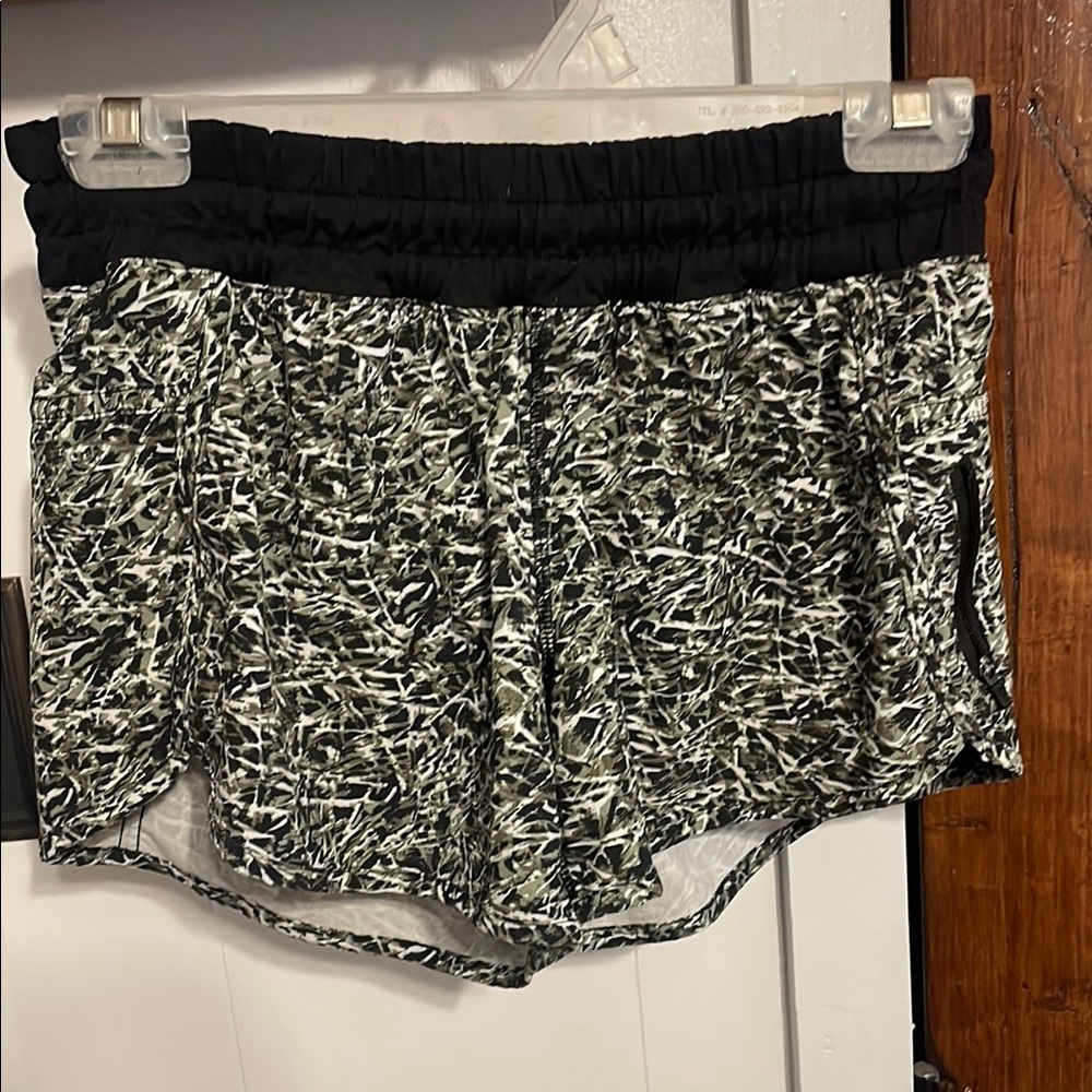 LuluLemon Women's Black and White Patterned Shorts